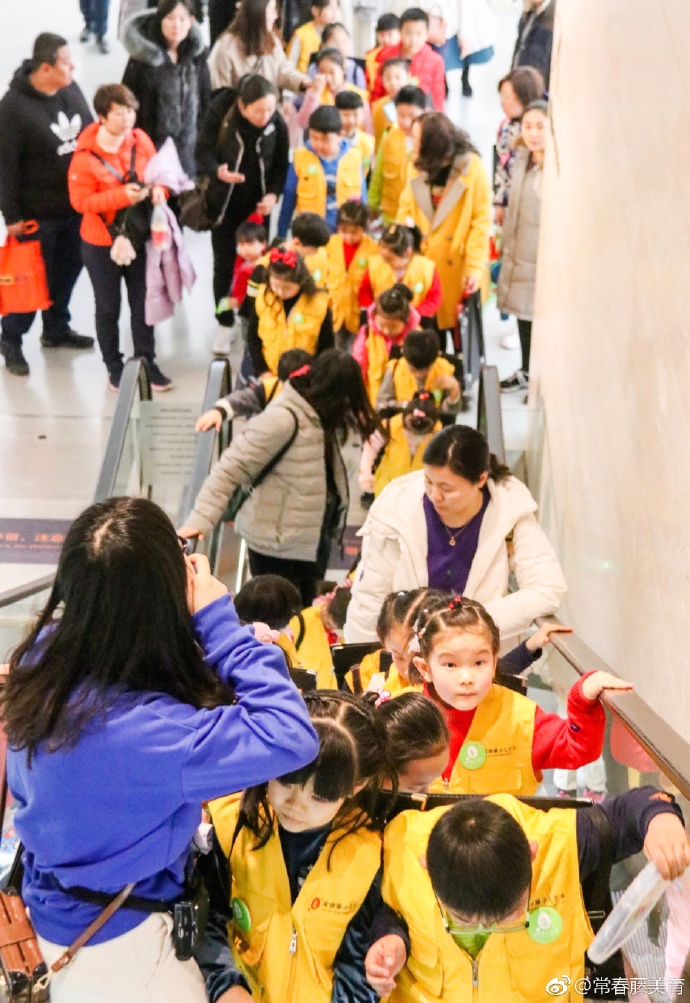 参观学习中国艺术巨匠齐白石特展,德国新表现主义马库斯·吕佩尔茨画展